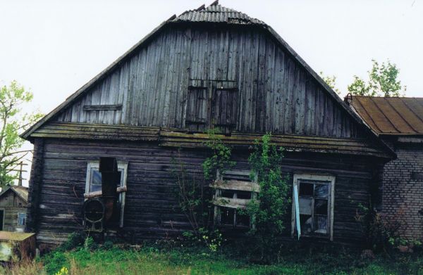  Хоняково, фольварк (Плиса сельская гмина). Byly dom Edwarda Kamienskiego przeniesiony z folwarku Choniakowo do Plisy-stan 2010 (>70 lat)<br>Szczyt z obecnym widokiem od podworza. 